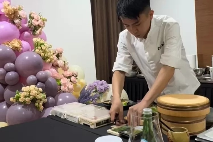 Kaesang Buat Kejutan di RS, Sulap Kamar Jadi Resto, Chef Omakase Sajikan Sushi untuk Erina Gudono   